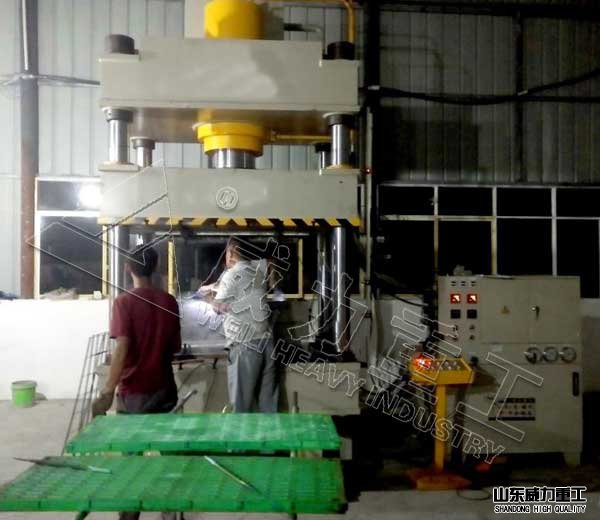 復(fù)合漏糞板成型油壓機(jī)客戶使用現(xiàn)場(chǎng)